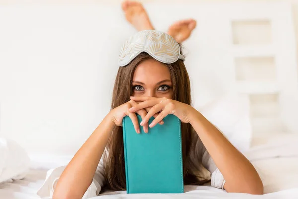 Mujer Joven Pijama Máscara Ojos Con Posando Dormitorio Acostado Cama —  Fotos de Stock