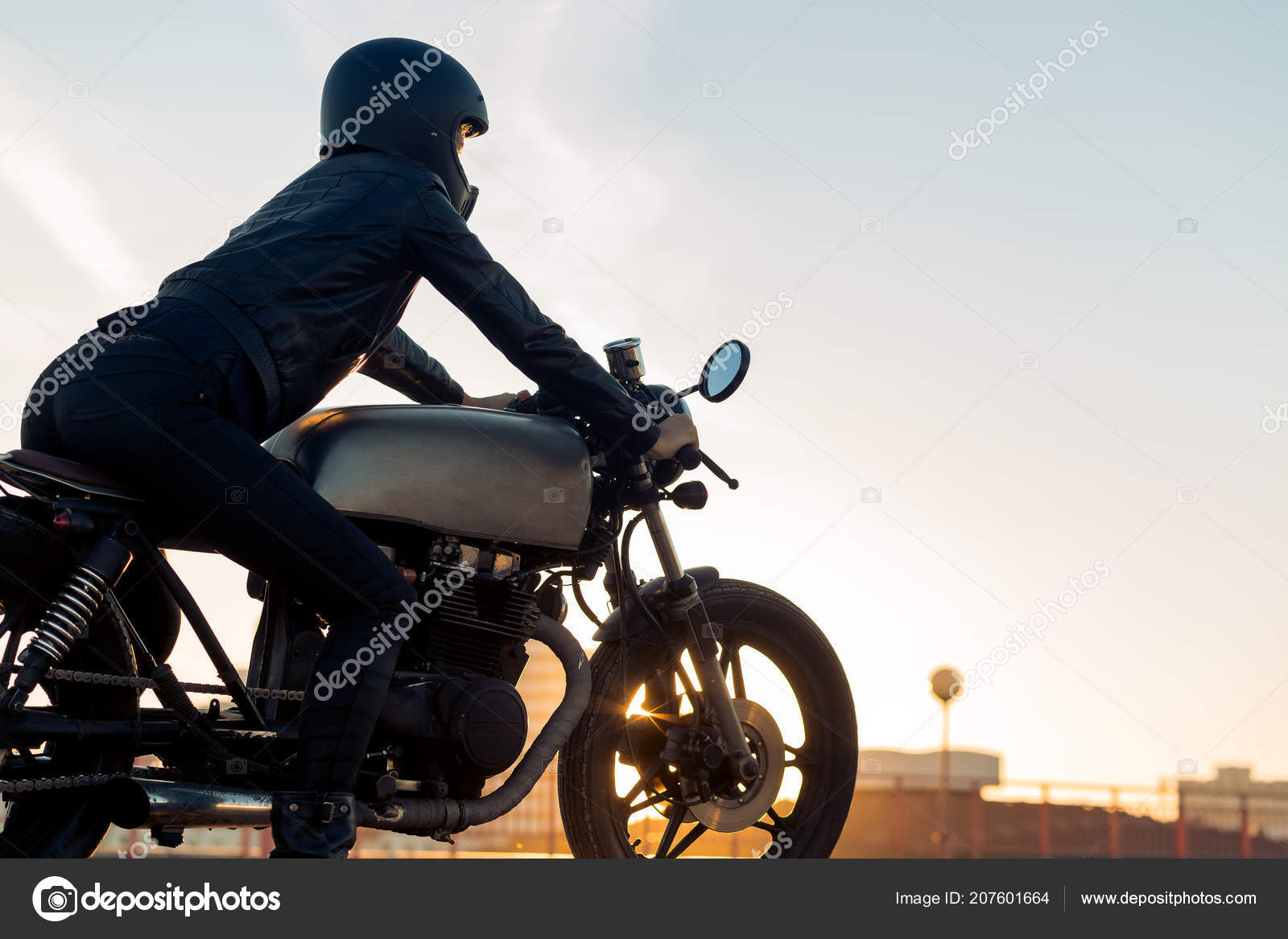 Femme Sexy Biker Veste Cuir Noir Casque Intégral Asseoir Sur