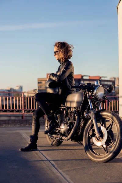 Sexy Motociclista Hermosa Mujer Chaqueta Cuero Negro Moda Sentarse Motocicleta —  Fotos de Stock