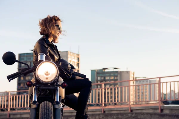Sexy Biker Kobieta Czarnych Skórzanych Kurtkach Schotta Okulary Usiąść Motocykl — Zdjęcie stockowe