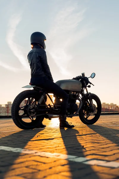 Сексуальная Байкерша Черной Кожаной Куртке Полном Шлеме Сидит Старинном Мотоцикле — стоковое фото