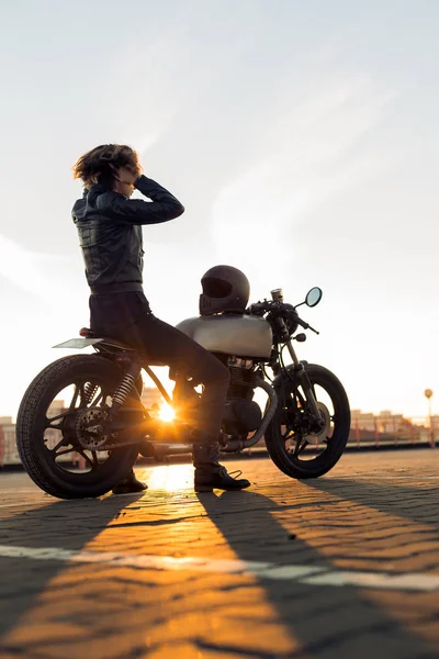 Sexy Mujer Motorista Chaqueta Cuero Negro Sentarse Motocicleta Caferacer Personalizado —  Fotos de Stock