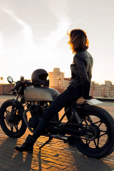 Sexy Mujer Motorista Chaqueta Cuero Negro Sentarse Moto Caferacer Personalizado —  Fotos de Stock