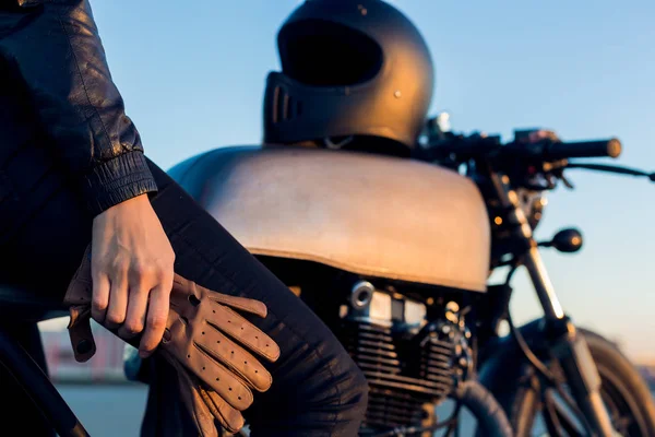 Sexy Motociclista Senhora Sentar Motocicleta Caferacer Costume Vintage Capacete Preto — Fotografia de Stock