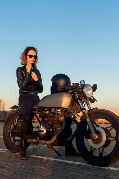 Sexy Motorista Hermosa Mujer Chaqueta Cuero Negro Sentarse Motocicleta Caferacer Imágenes De Stock Sin Royalties Gratis