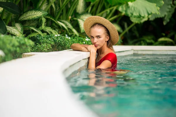 Modeporträt Einer Schönen Jungen Frau Sexy Rotem Badeanzug Und Vintage — Stockfoto