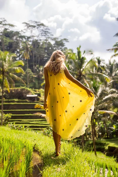 Όμορφη Νεαρή Γυναίκα Κίτρινο Φόρεμα Από Μετάξι Κορίτσι Ταξίδια Και — Φωτογραφία Αρχείου