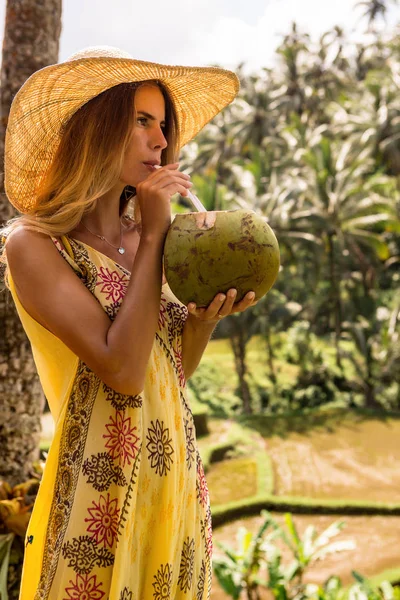 Hermosa Mujer Joven Vestido Moda Sombrero Paja Beber Coco Chica — Foto de Stock