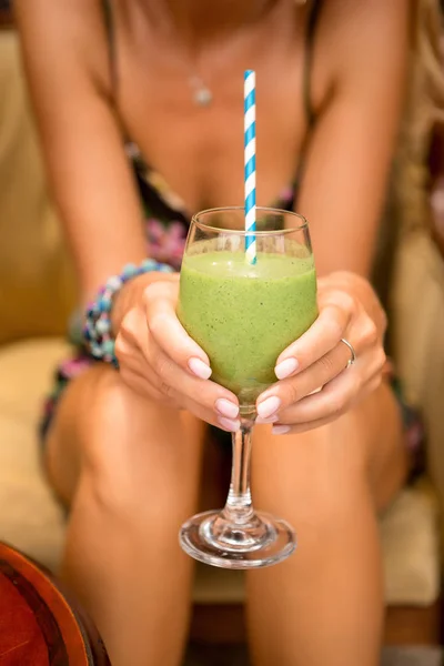 Hermosa Bebida Femenina Joven Batido Verde Fresco Vidrio Cafetería Concepto — Foto de Stock