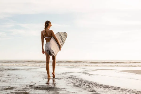 Surfer Νεαρή Γυναίκα Σέξι Λευκό Μπικίνι Και Κοντό Τζιν Σορτς — Φωτογραφία Αρχείου