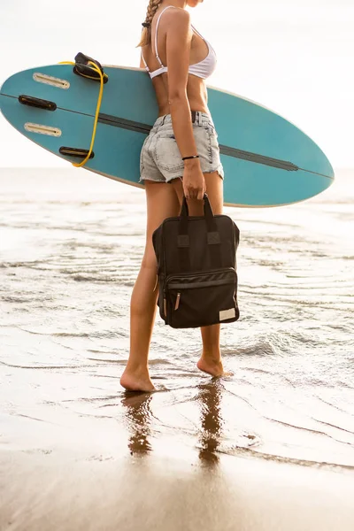 Sörf Tahtası Seyahat Ile Seksi Beyaz Bikinili Genç Sörfçü Bayan — Stok fotoğraf