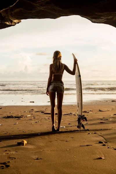 Mağara Plajı Nda Sörf Kurulu Poz Ile Genç Sörfçü Kız — Stok fotoğraf