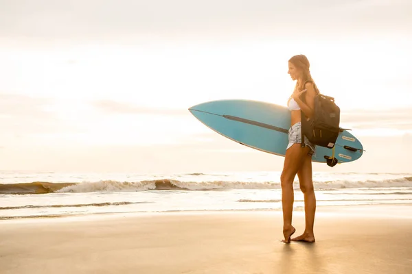 Genç Sörfçü Kız Seksi Beyaz Bikini Sörf Ile Yönetim Kurulu — Stok fotoğraf