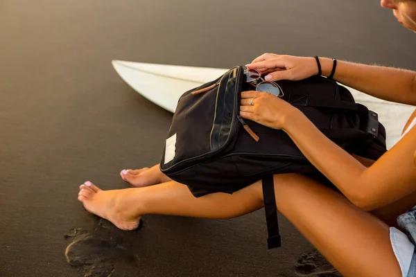Närbild Ung Surfare Kvinna Sexig Bikini Med Surfbräda Och Resa — Stockfoto