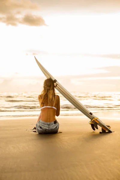 Surfer Νεαρή Γυναίκα Σέξι Λευκό Μπικίνι Κενό Σερφ Shortboard Κάθεται — Φωτογραφία Αρχείου