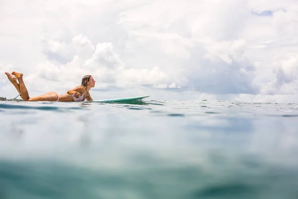 Όμορφη Νεαρή Surfer Γυναίκα Σέξι Ροζ Μπικίνι Longboard Σερφ Κουπί — Φωτογραφία Αρχείου