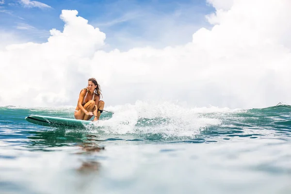 Güzel Genç Sörfçü Bayan Seksi Pembe Bikini Sörf Longboard Açık — Stok fotoğraf