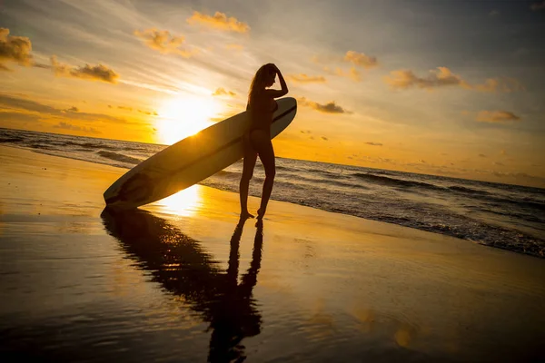 Fiatal Szörfös Beleférjen Szexi Piros Bikini Üres Szörfözés Longboard Séta — Stock Fotó