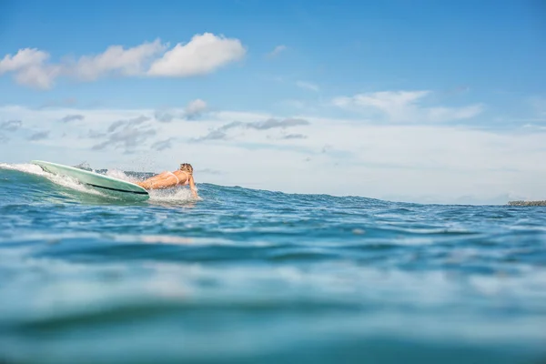 Fitness Frau Sexy Bikini Fallen Beim Surfen Ins Wasser Und — Stockfoto