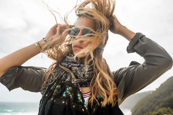 Hipster Meisje Mode Kaki Shirt Vogue Sjaal Vintage Zonnebril Corrigeren — Stockfoto