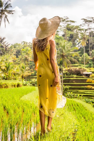 Hermosa Mujer Joven Brillo Través Vestido Sombrero Paja Chica Caminar Imágenes De Stock Sin Royalties Gratis