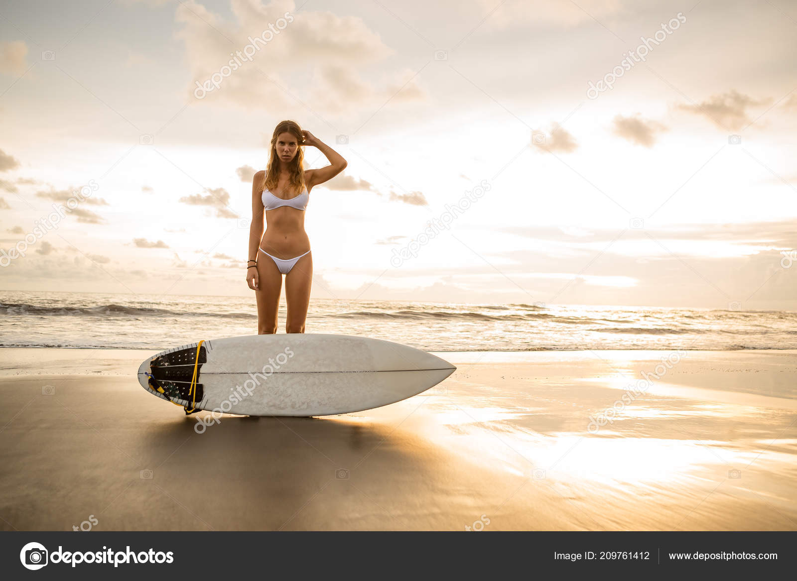 若いは セクシーな白ビキニでサンセットの海の水で空白サーフィン ショート ボードにご宿泊サーファー女性に合います 現代家族のライフ スタイルの人々 の水スポーツ冒険キャンプ 極端な夏休みに泳ぐ ストック写真 C Nikkolia
