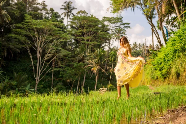 Beautiful Young Woman Yellow Fashion Dress Girl Travel Explore World — Stock Photo, Image