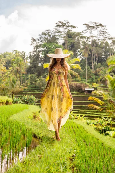 Beautiful Young Lady Shine Dress Straw Hat Girl Walk Typical — Stock Photo, Image