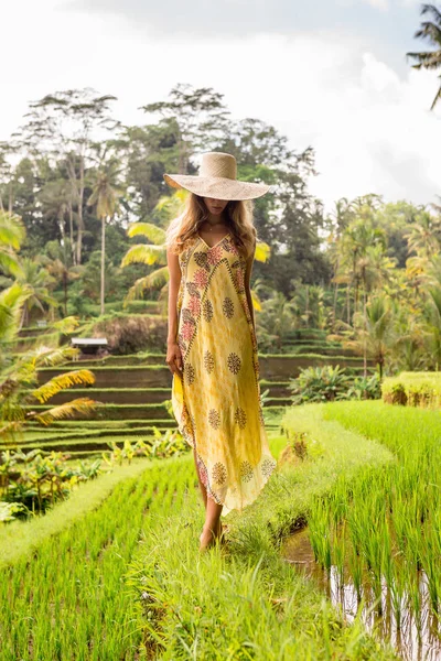 Beautiful Young Lady Shine Dress Straw Hat Girl Walk Typical — Stock Photo, Image