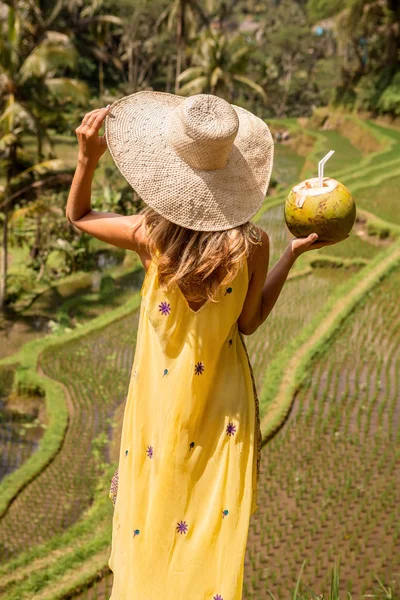 Beautiful Young Lady Vogue Dress Straw Hat Drink Coconut Girl — Stock Photo, Image