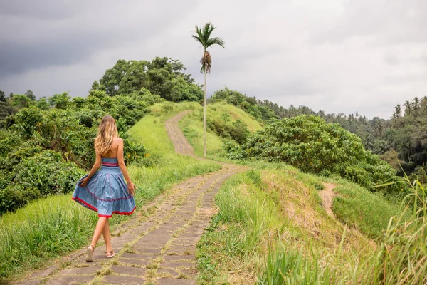 Beautiful Young Lady Blue Vintage Dress Walking Stone Hill Path — Stock Photo, Image