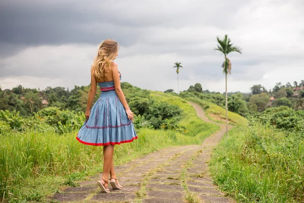 Όμορφη Νεαρή Γυναίκα Μπλε Vintage Φόρεμα Στο Πέτρινο Λόφο Διαδρομή — Φωτογραφία Αρχείου