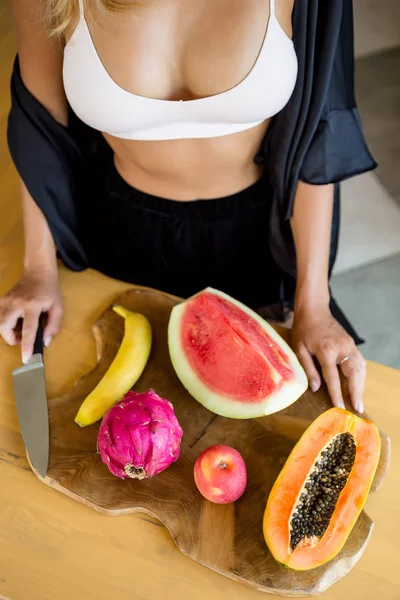 Signora Sexy Con Frutti Saporiti Una Cucina Papaya Carica Mela — Foto Stock