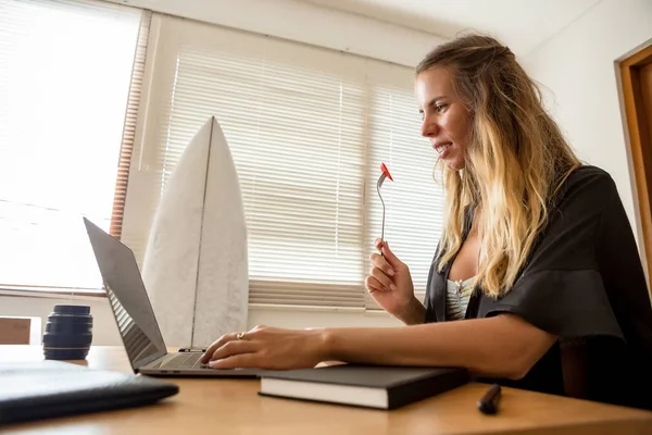 Όμορφη Νεαρή Γυναίκα Πυζάμες Μαύρο Laptop Σερφάρισμα Στο Διαδίκτυο Ευτυχισμένος — Φωτογραφία Αρχείου