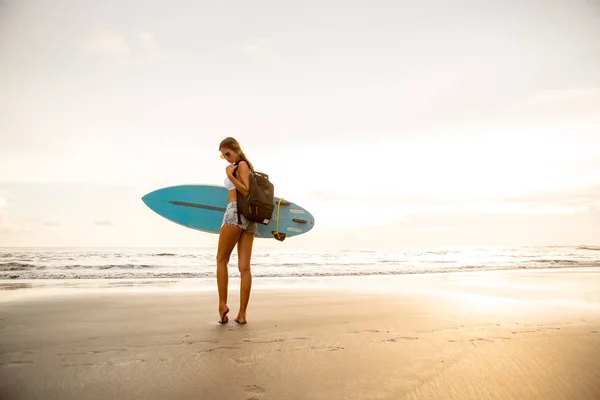 Giovane Donna Surfista Bikini Bianco Sexy Con Tavola Surf Zaino — Foto Stock