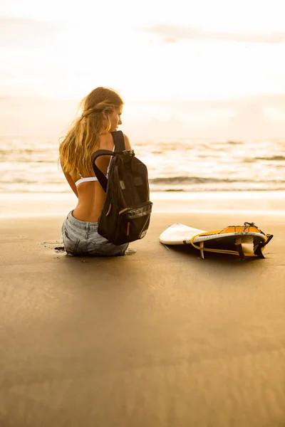 Sörf Tahtası Seyahat Ile Seksi Bikini Kot Şortlu Genç Sörfçü — Stok fotoğraf