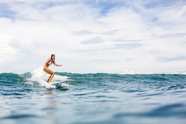 Seksi Pembe Bikini Sörf Longboard Açık Okyanusta Büyük Dalgalar Üzerinde — Stok fotoğraf