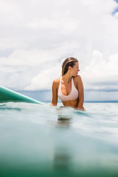 Ajuste Hermosa Mujer Surfista Joven Bikini Rosa Sexy Sentarse Longboard — Foto de Stock