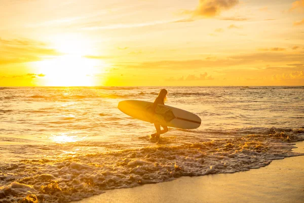 Νέοι Ταιριάζουν Surfer Γυναίκα Σέξι Κόκκινο Μπικίνι Κενό Σερφ Longboard — Φωτογραφία Αρχείου