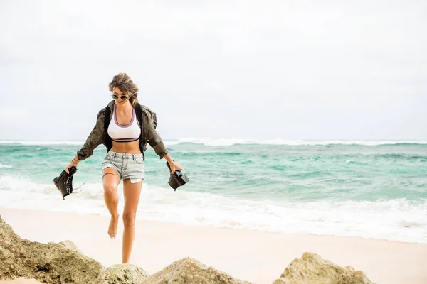 Hipster Fit Mädchen Sexy Shorts Khakifarbenem Hemd Sonnenbrille Und Reiserucksack — Stockfoto