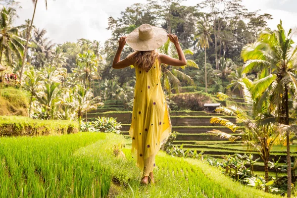 Hermosa Mujer Joven Brillo Través Sombrero Paja Táctil Vestido Chica Imágenes De Stock Sin Royalties Gratis