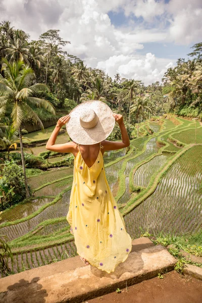 드레스 모자를 여자는 계단식 테라스와 전형적인 아시아 언덕에서 인도네시아 스톡 사진