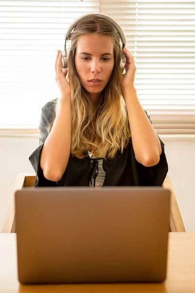 Hermosa Mujer Joven Pijama Negro Sexy Con Portátil Auriculares Blancos Imagen De Stock