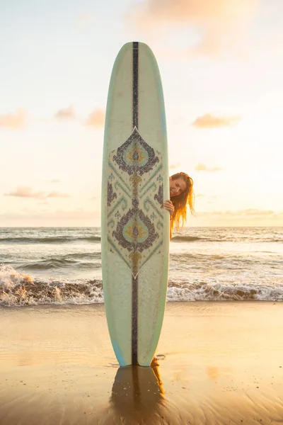 Young Passen Surfer Meisje Sexy Rode Bikini Met Reus Surfen Rechtenvrije Stockfoto's