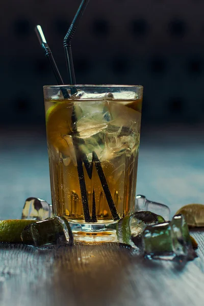 Delicioso Coquetel Alcoólico Com Limão Limão Pedaços Gelo Fundo Madeira — Fotografia de Stock