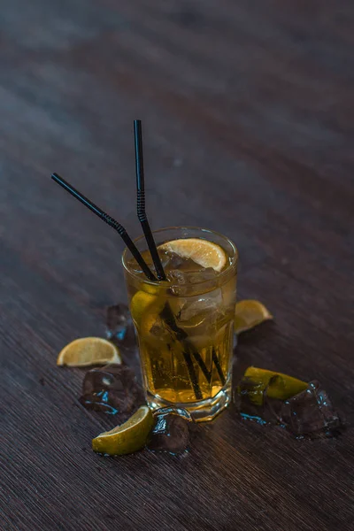 Вкусный Алкогольный Коктейль Лимоном Лаймом Кусочки Льда Деревянном Фоне — стоковое фото