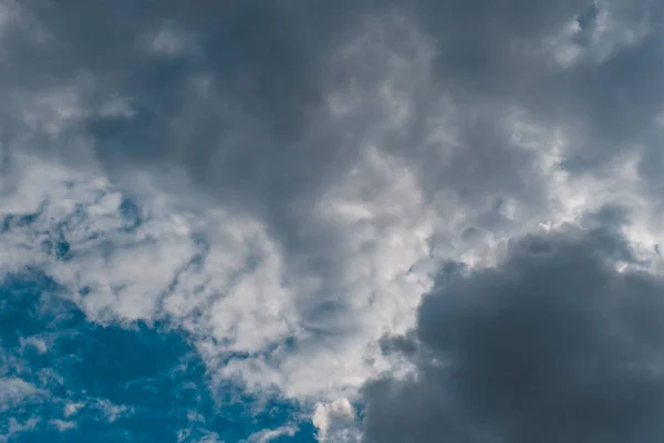 Bel Cielo Con Nuvole All Inizio Maggio — Foto Stock