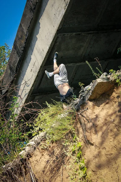 Rompere Ballo Sulle Rovine Ballerino Nel Fregio Sulla Testa — Foto Stock