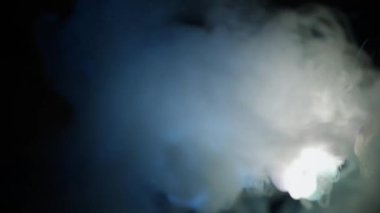 Yavaş yavaş mavimsi duman, ağır çekim, nargile duman görünen