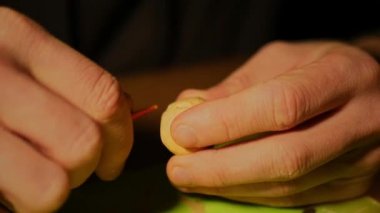 Bir adam bir rakam hamuru, eller ve bir tahta modelleme için sculpts